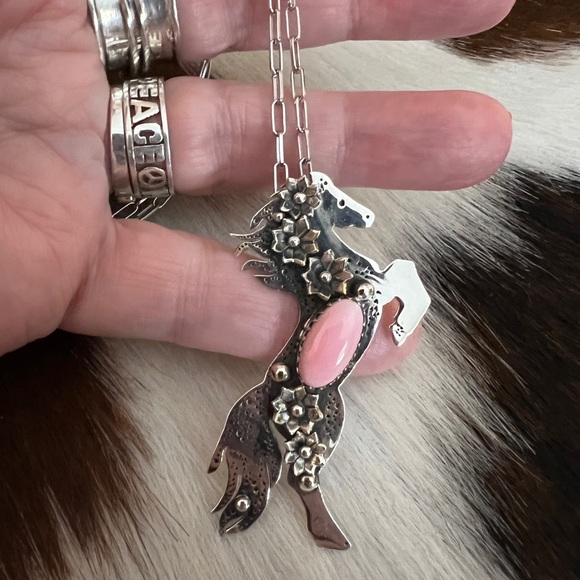 ❤️ Queen Pink Conch Decorative SS 925 Hand Stamp Statement Horse Pendant 2.14”L - Picture 5 of 16